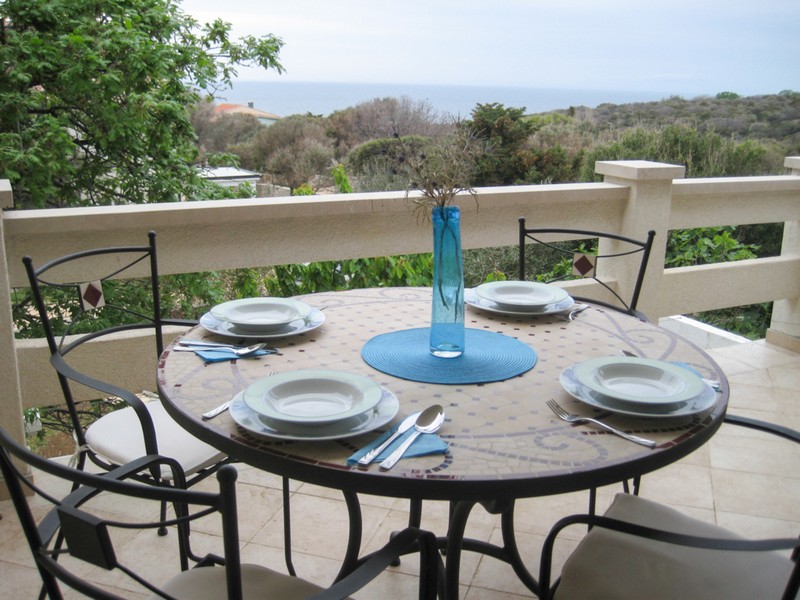 Terrass med havsutsikt och sittgrupp