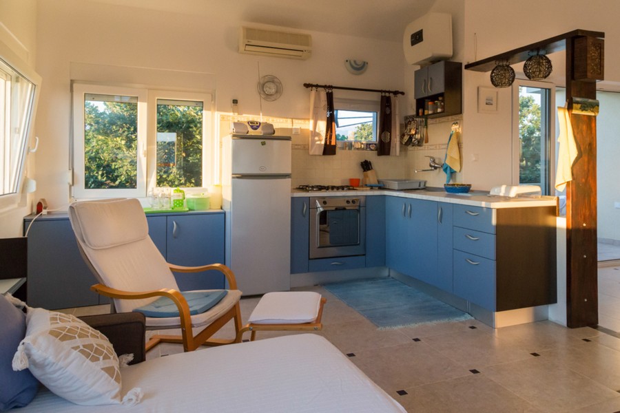 Öppen planlösning med kök och havsutsikt