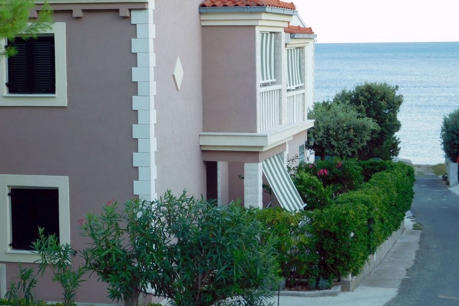 Hus nära havet på ön Vis i Kroatien till salu.