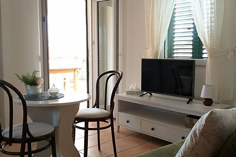 Vardagsrum med matbord och utgång till terrassen