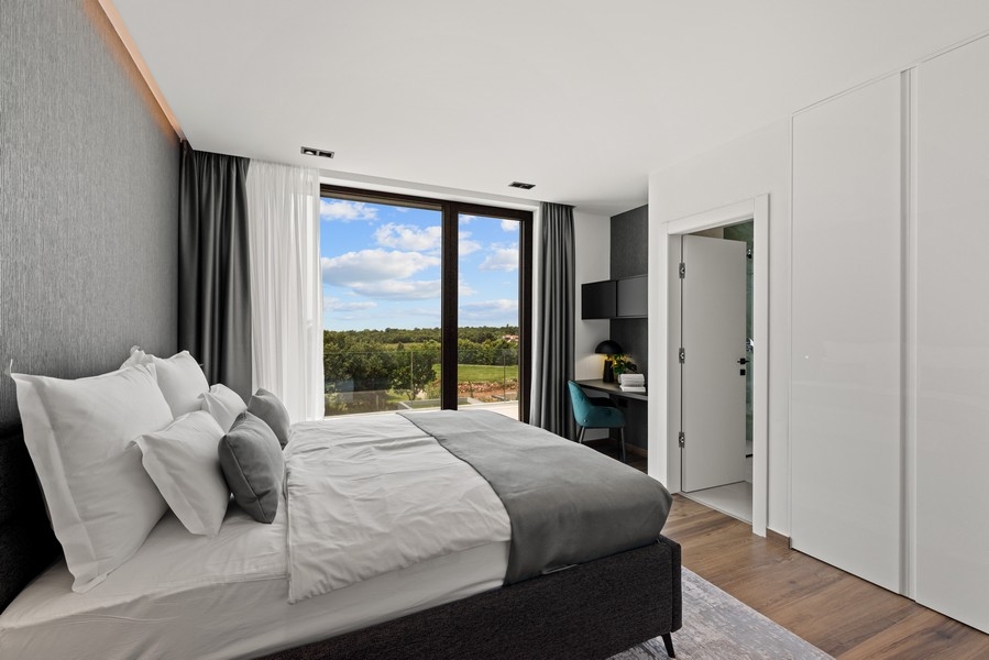 Modernt badrum med naturstenslook och dusch