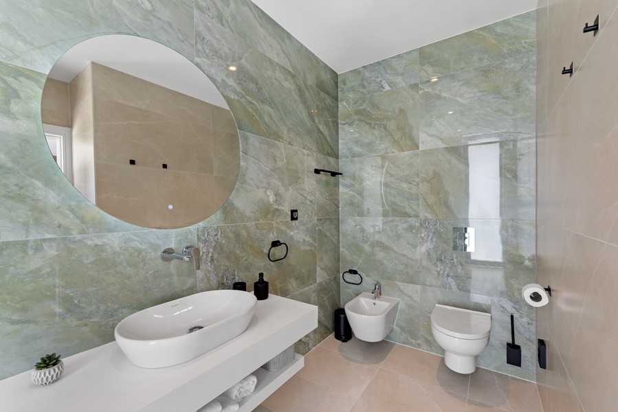 Bastu med träpanel och solstolar i villan nära Porec, Istrien