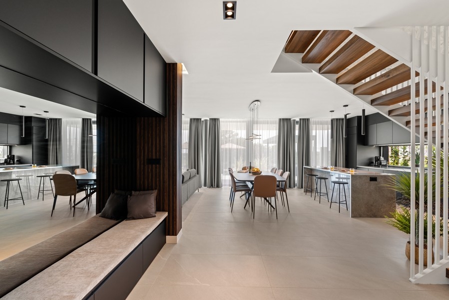 Öppet vardagsrum med kök och trappor