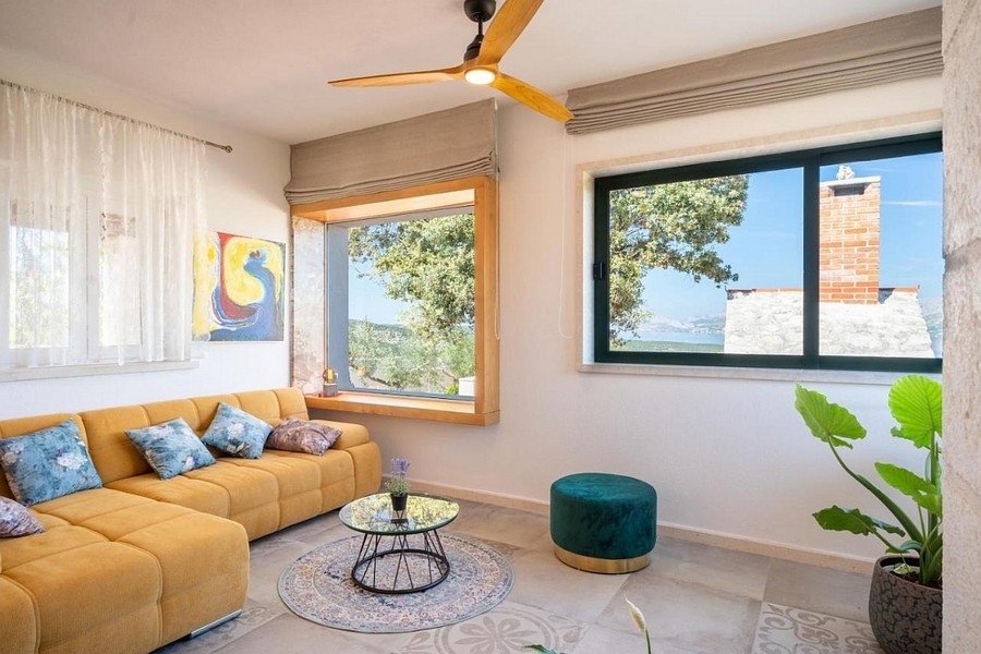 Vardagsrum med havsutsikt och stora fönster