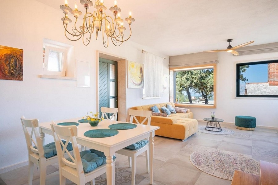 Matplats med vardagsrum och medelhavsinredning