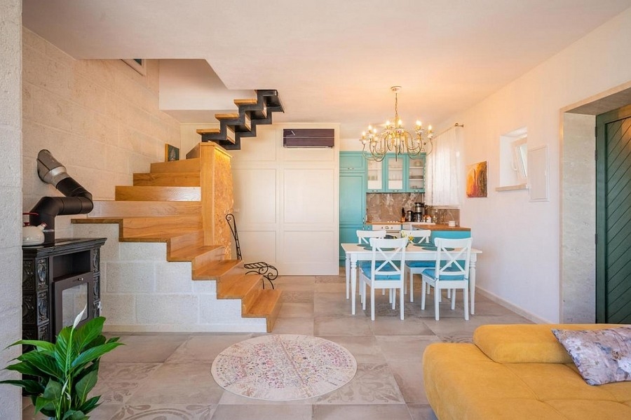 Vardagsrum med öppet kök och trappa i dalmatisk stil