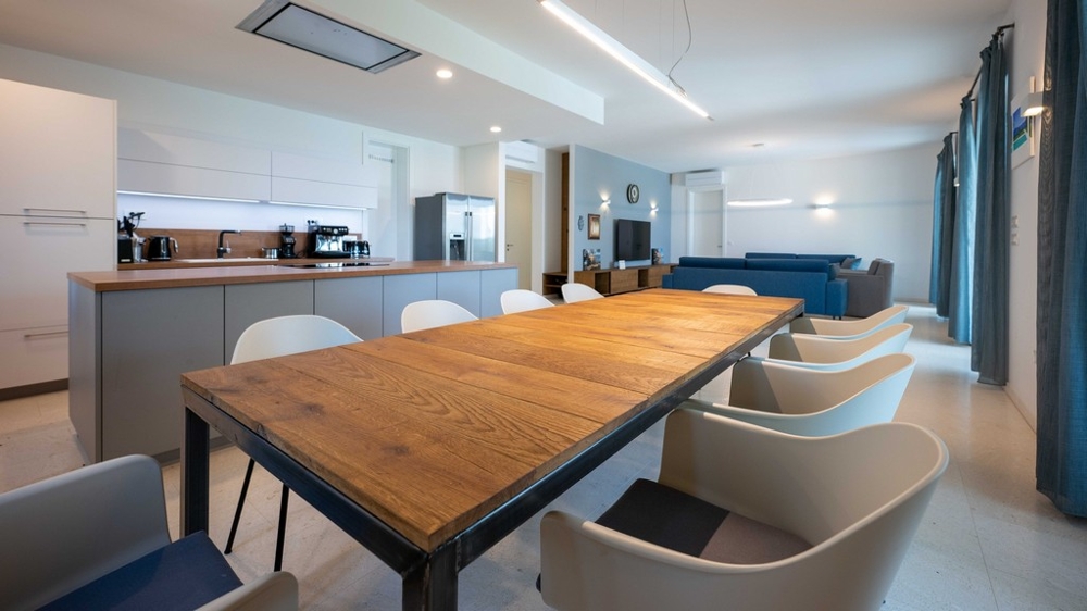 Öppet vardagsrum och matplats med högkvalitativ inredning