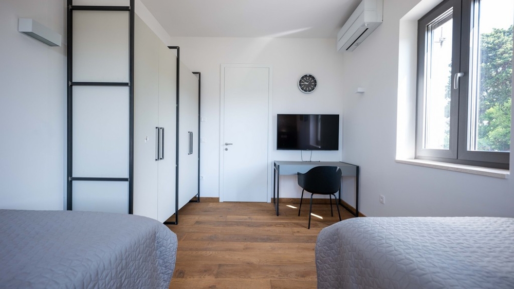 Rum med två sängar och arbetsplats