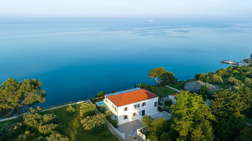 Exklusiv villa med havsutsikt och direkt tillgång till vattnet nära Zadar