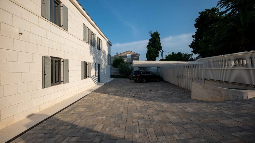 Rymlig tomt med modern villa och pool vid havet