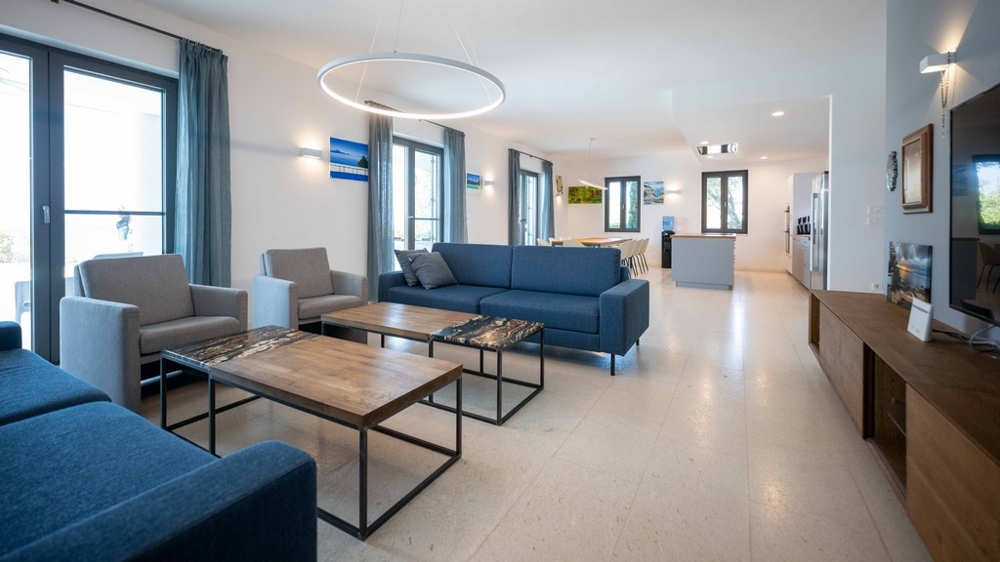 Ljust vardagsrum med stora fönster och öppen rumsdesign