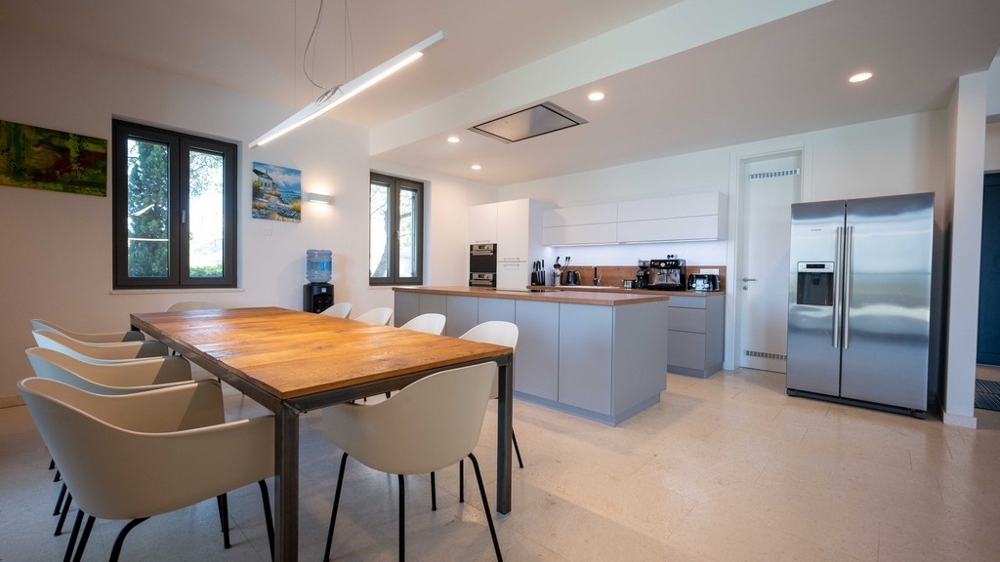 Modernt kök med kokö och stort matbord