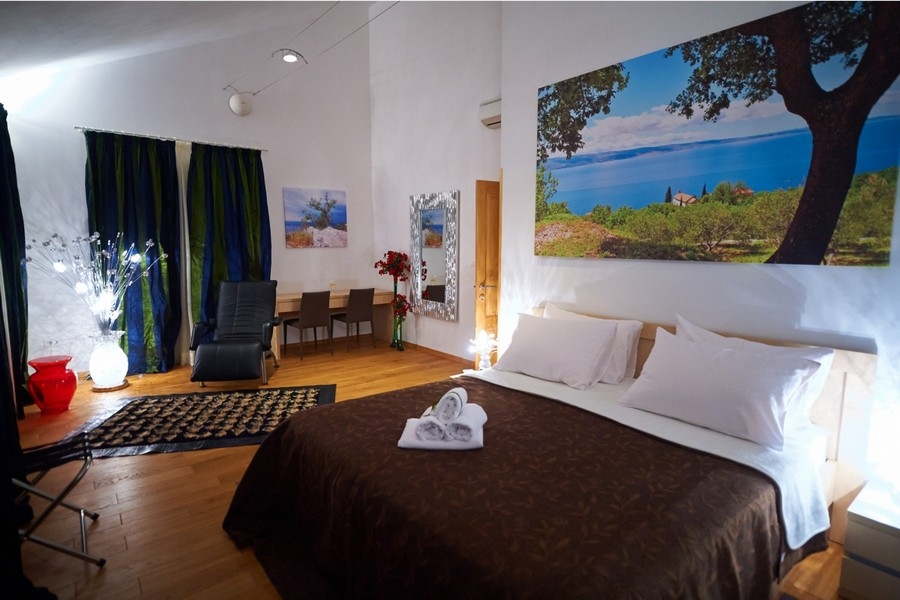 Sovrum med havsutsikt och sittgrupp