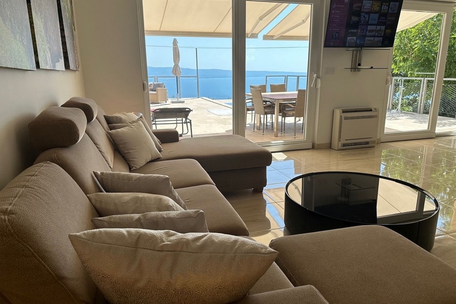 Vardagsrum med tillgång till terrass och havsutsikt