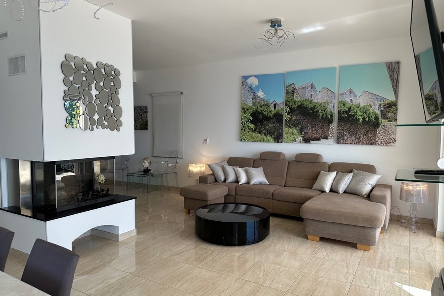 Modernt vardagsrum med öppen spis och sittgrupp