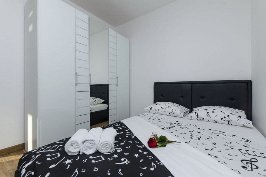 Sovrum med säng och garderob