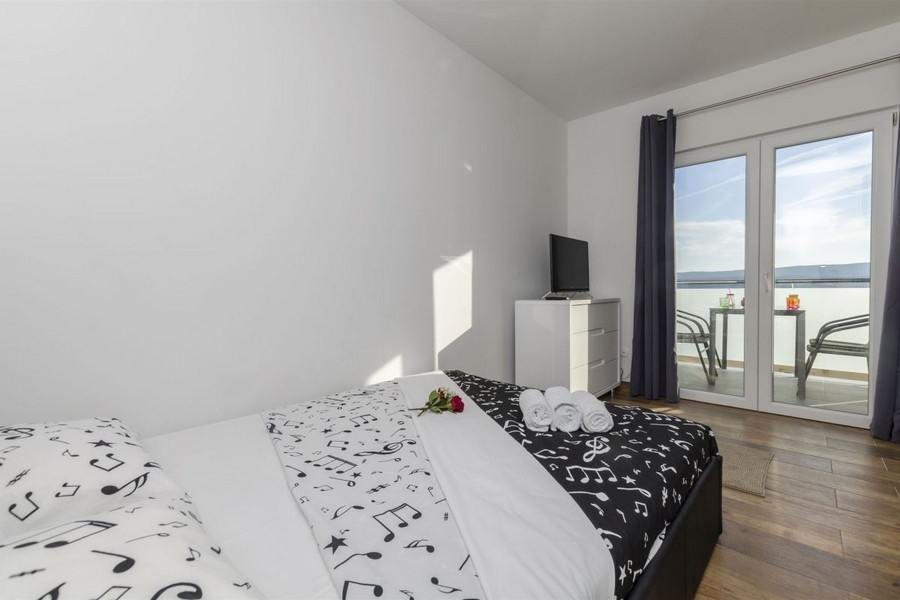 Sovrum med utgång till balkong och havsutsikt