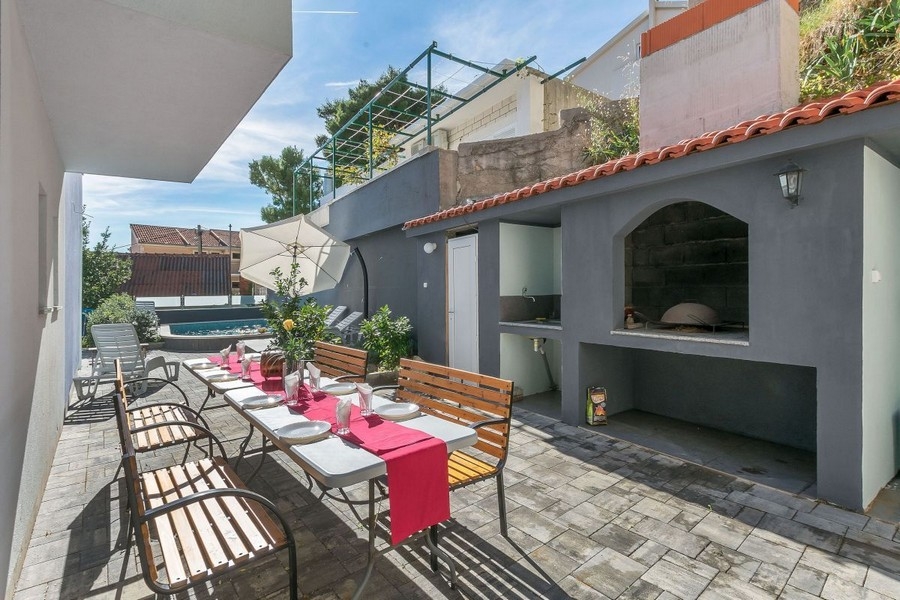 Öppen terrass med pool och havsutsikt