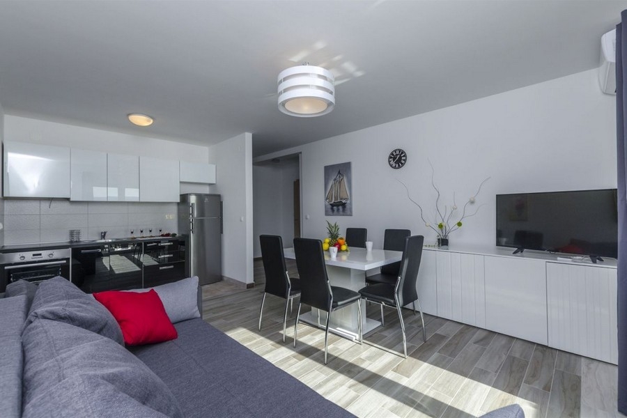 Vardagsrum med kök och matbord