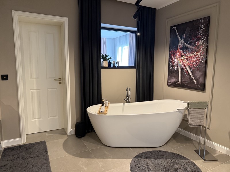 Badrum med fristående badkar