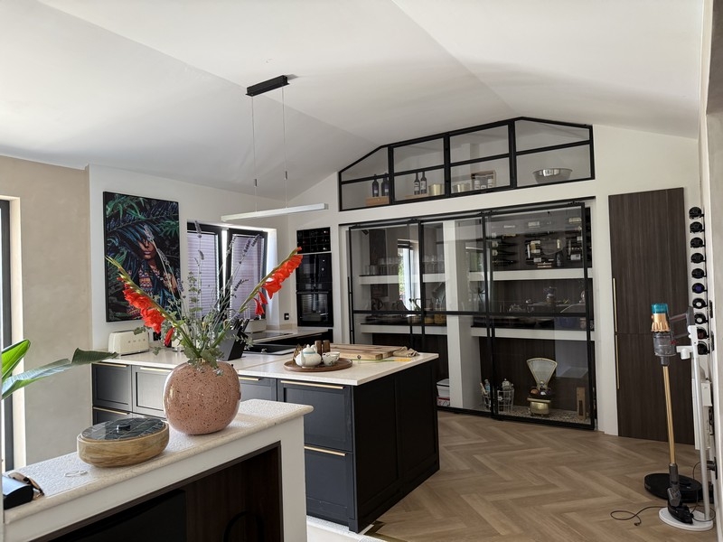 Modern inredning i det inre av fastigheten.