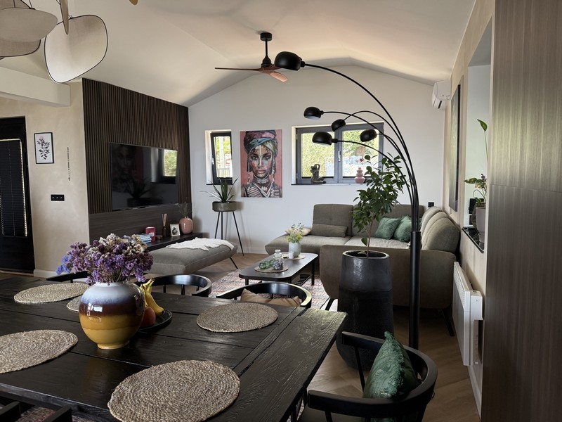 Vardagsrum med soffa och modern inredning