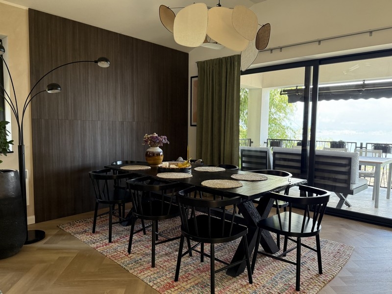 Matplats med utgång till terrassen och havsutsikt