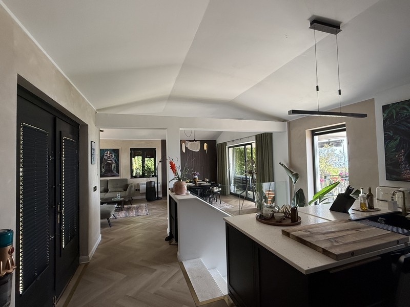 Vardagsrum och matplats med öppen planlösning