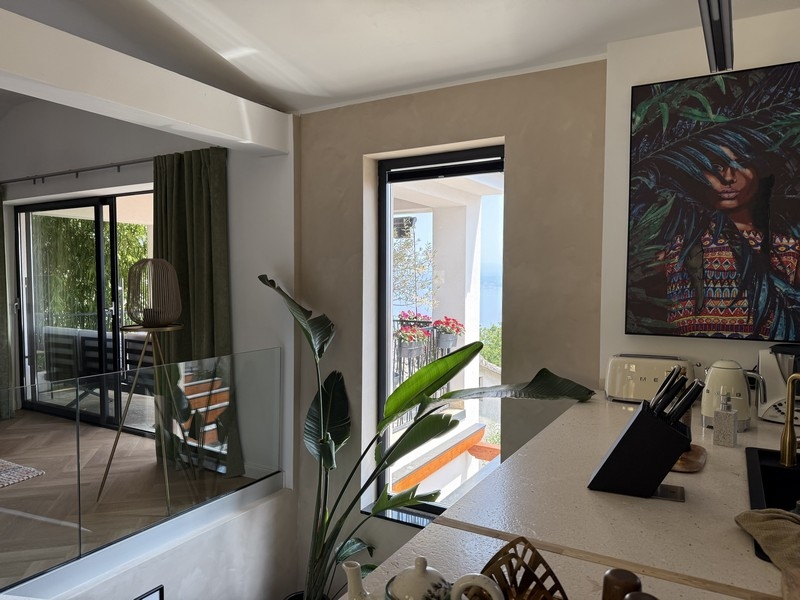 Kök med utsikt över balkong och omgivningar