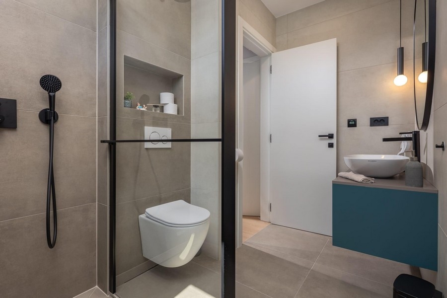 Modernt badrum med dusch och handfat