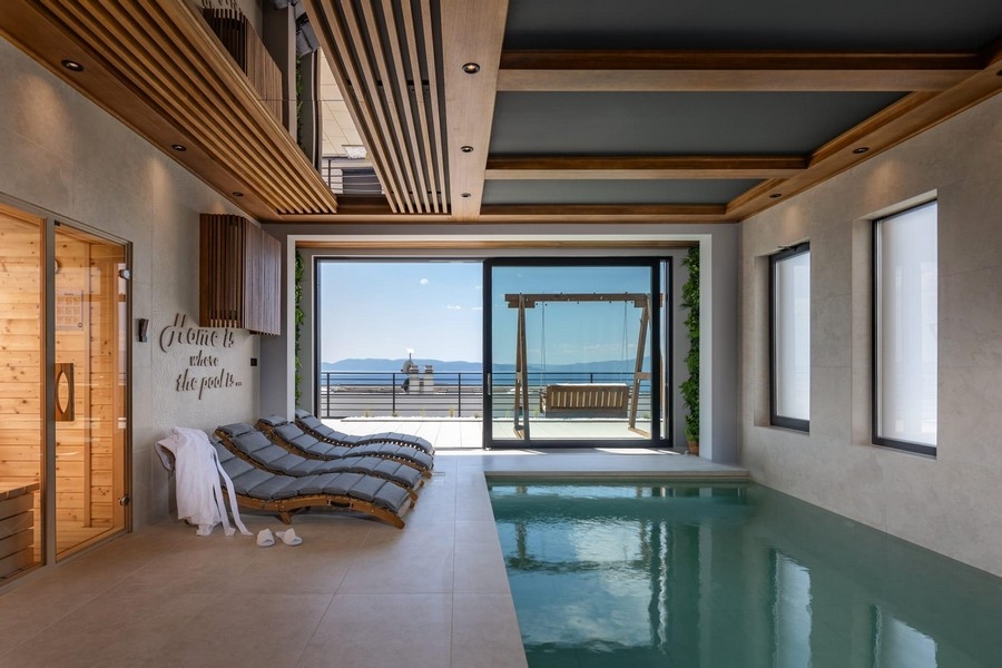 Inomhuspool med havsutsikt och lounge