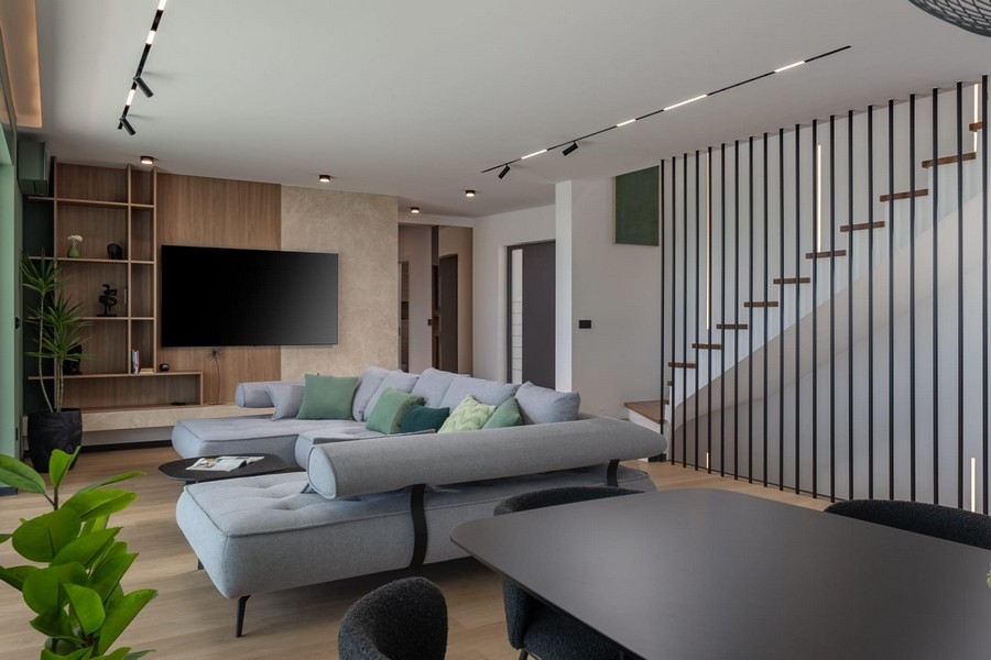 Vardagsrum med soffa och modern inredning