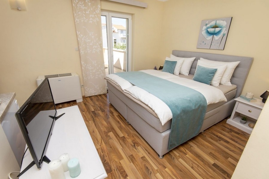 Sovrum med dubbelsäng och tillgång till balkong