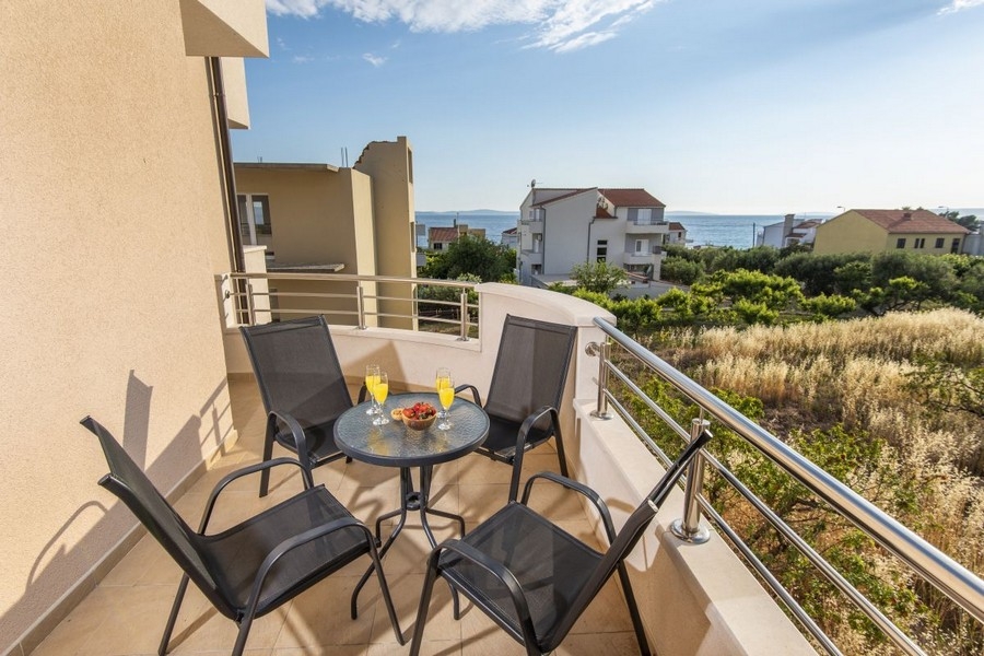 Balkong med havsutsikt och sittgrupp