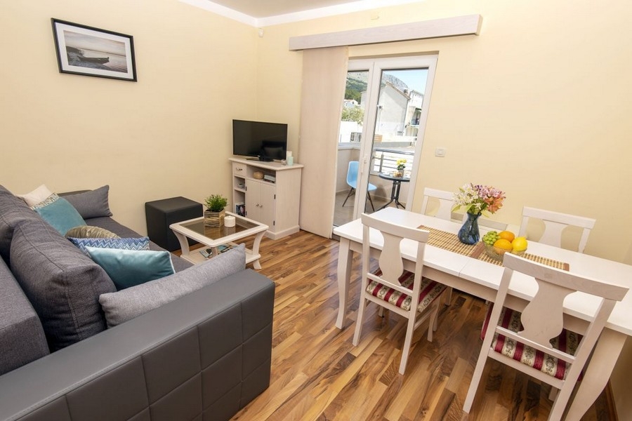 Vardagsrum med soffa och matplats