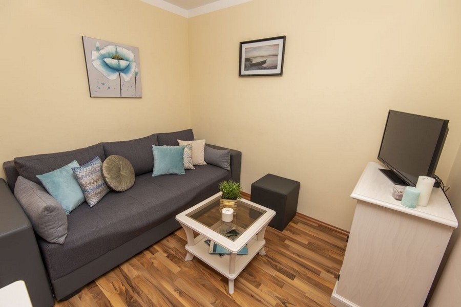 Vardagsrum med soffa och tv