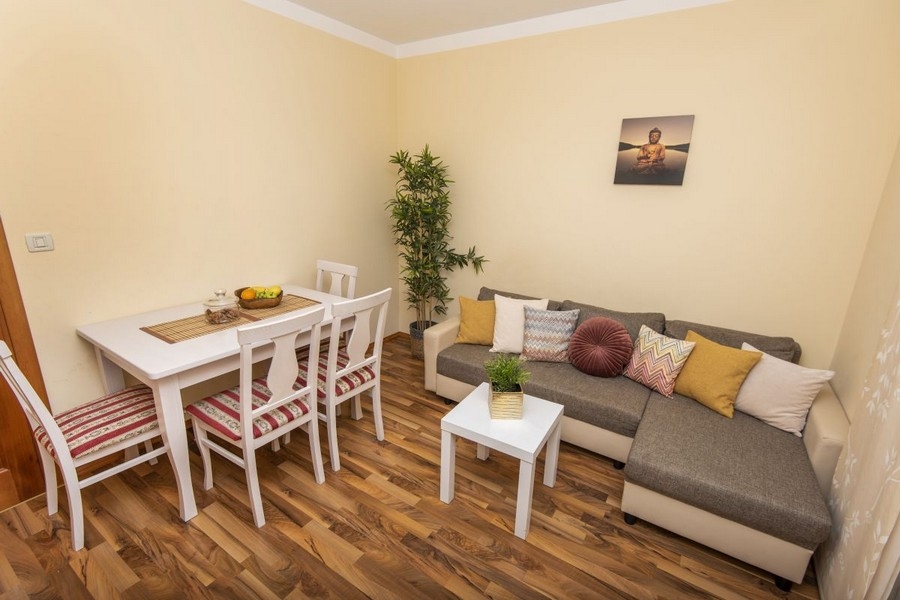 Vardagsrum med sittgrupp och bord