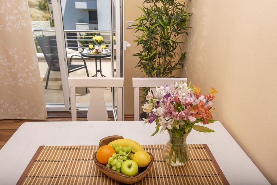 Matplats med utgång till balkong