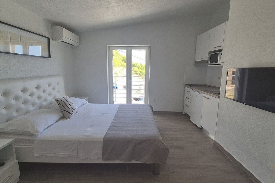 Ljus studiolägenhet med pentry och tillgång till balkong