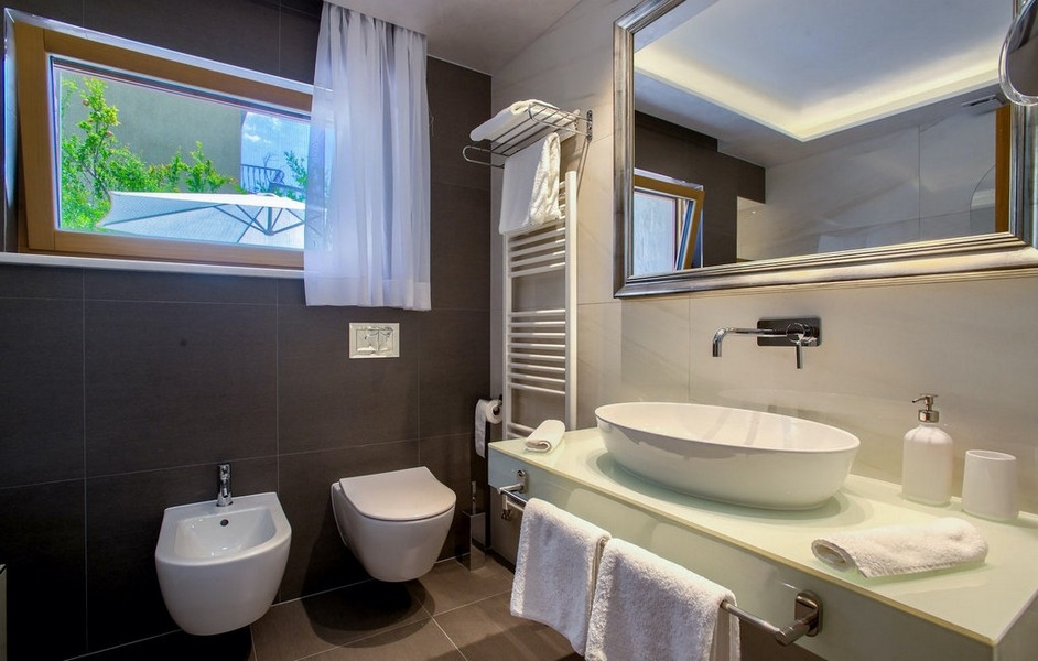 Modernt badrum med handfat och spegel