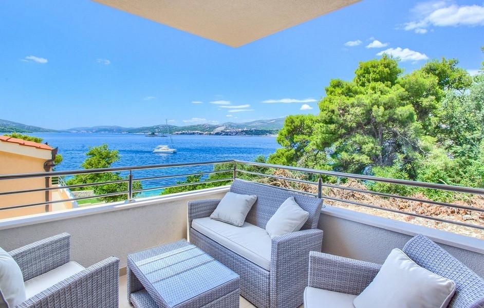 Terrass med sittplatser och havsutsikt över kusten