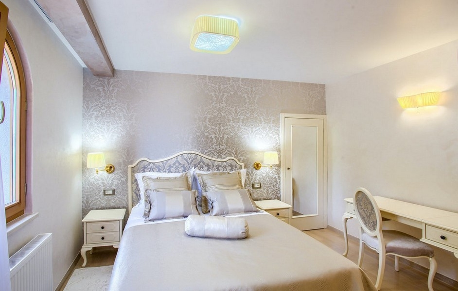 Sovrum med dubbelsäng och klassisk inredning