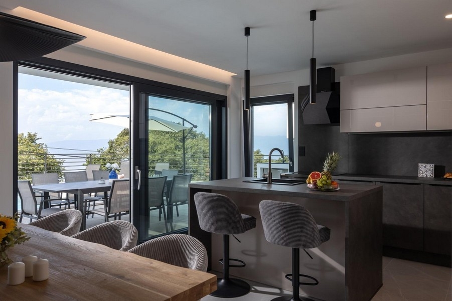 Öppet kök med kokö och tillgång till altan