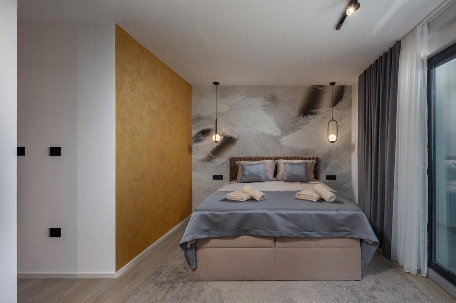 Bekvämt sovrum med snygg väggdesign