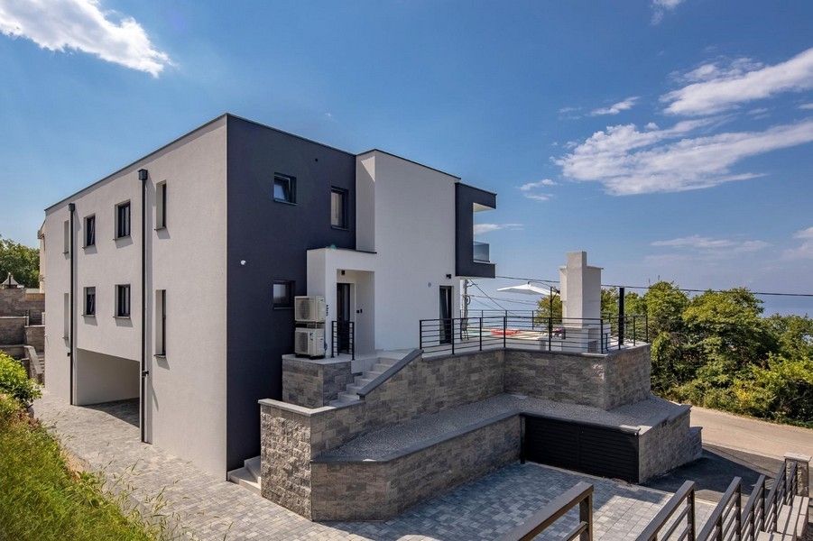 Uteområde med pool, parasoll och sittgrupp