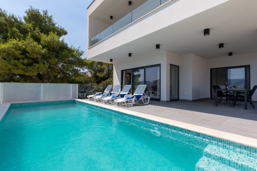 Modern villa med pool nära Ploce i södra Dalmatien i Kroatien.