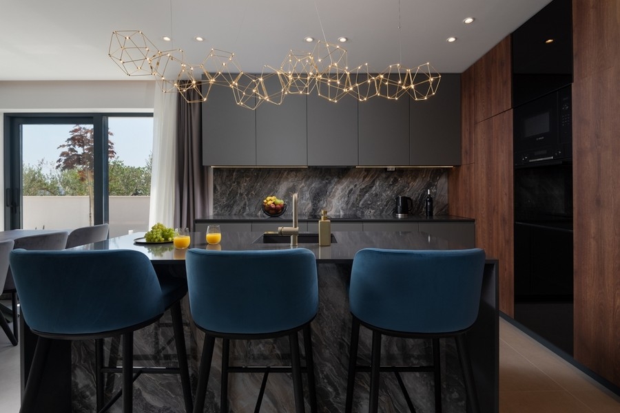 Kök med integrerad matplats i modern villa