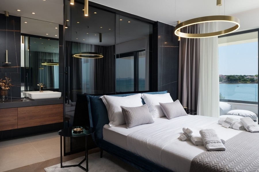 Sovrum med havsutsikt i modern villa i Kroatien
