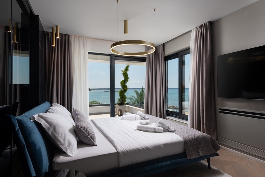 Sovrum med stora fönster och havsutsikt i Kroatien