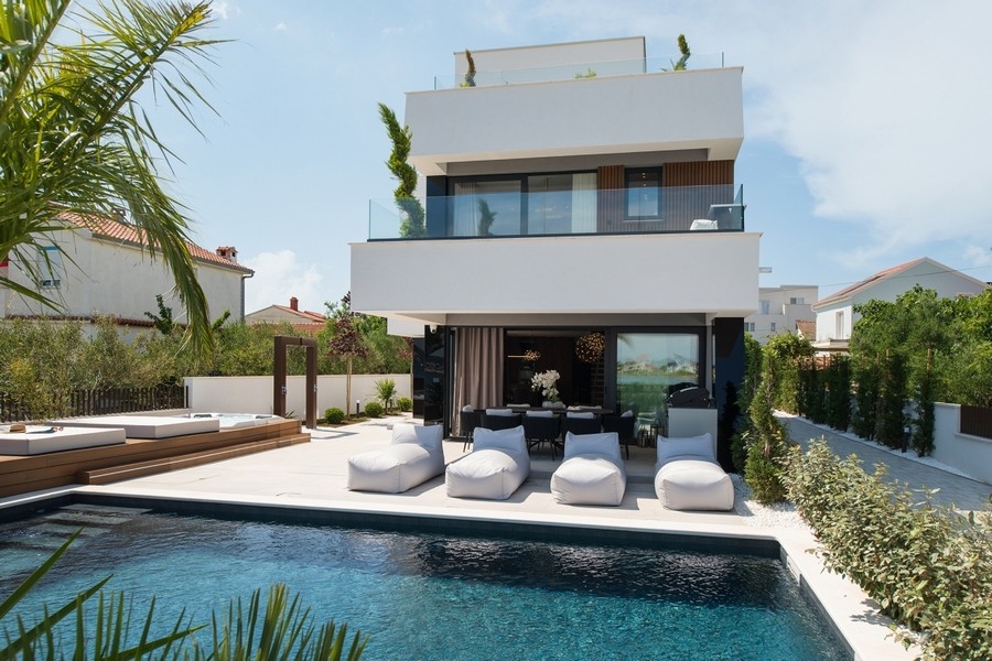 Modern poolvilla till salu direkt vid havet nära Zadar.